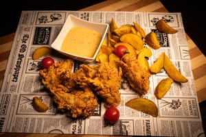 Aripioare crocante picante cu sos chilli-usturoi servite cu cartofi wedges