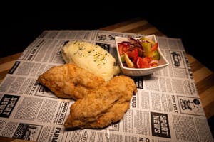 Șnitel de pui, piure de cartofi și salată asortată