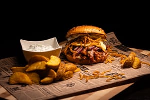 Pulled pork cu sos tzatziki si cartofi wedges