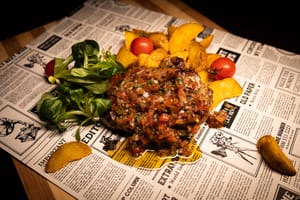 Ceafă de porc cu chimichurri si cartofi wedges